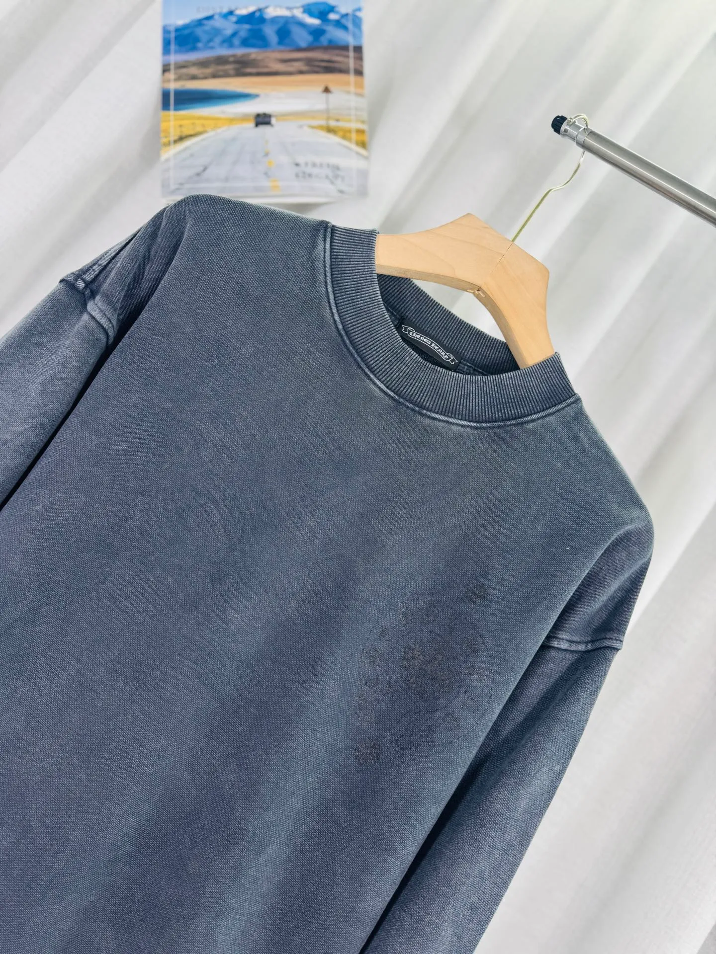 P270 top version, real shot without P, ​​different from market currency) 𝗖𝗵𝗿𝗼𝗺𝗲 𝗛𝗲𝗮𝗿𝘁𝘀/Cro Heart 2025 washed patch embroidery autumn and winter new original single counter American laser burnt 3D three-dimensional color embroidered couple casual sweatshirt 👑The highest version! Customized fabric 430g tripe terry fabric! American acid-washed and distressed original fabric, laser burnt pattern, exquisite embroidery of letters! The best-selling model in the counter, very comfortable to wear. Accessories: original molded and authenticated collar label➕100% silk wash label. Genuine purchase-grade original hangtag➕matching hanging rope➕3D hanging beads➕original packaging bag. Craftsmanship: The original version has consistent wiring! The highest version of the armhole matching technique! Color: Gray Black Size: S M L XL Style No.: 9336